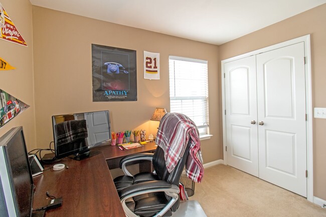 Building Photo - Beautiful 4-Bed, 3.5-Bath End Unit Townhom...