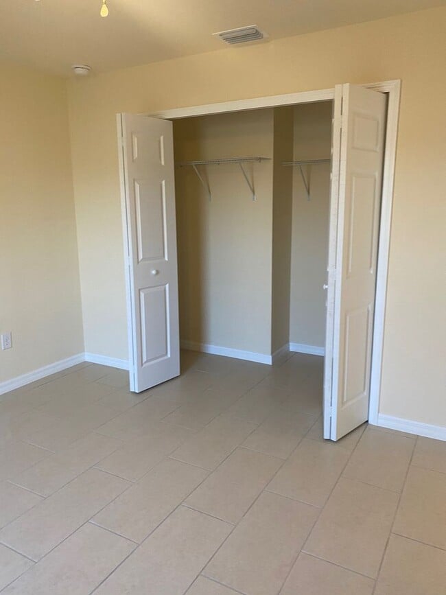 Building Photo - Like New Duplex with 3 Bedroom, 2 Bath and Garage