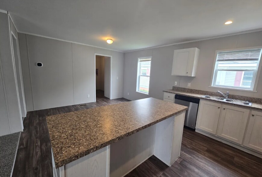 Building Photo - 725 Oak Ln