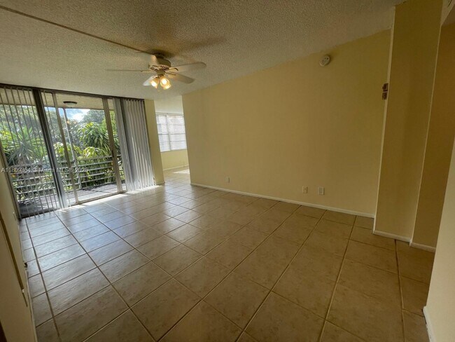 Building Photo - 9431 Live Oak Pl