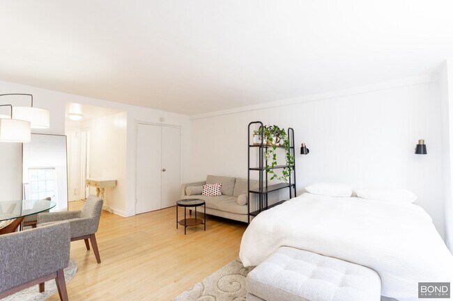Building Photo - 410 W 24 St