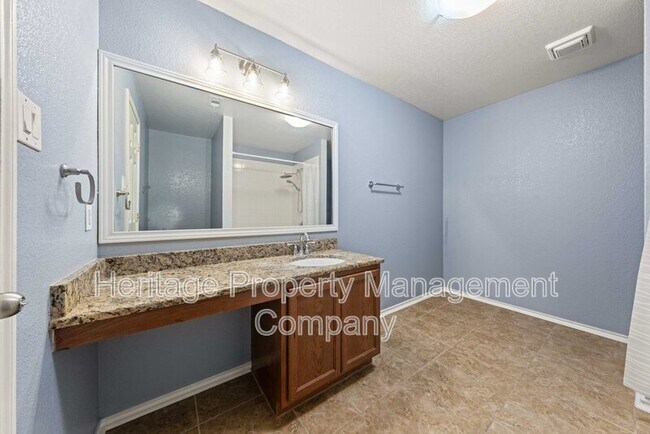 Building Photo - 915 Ridingate Farm