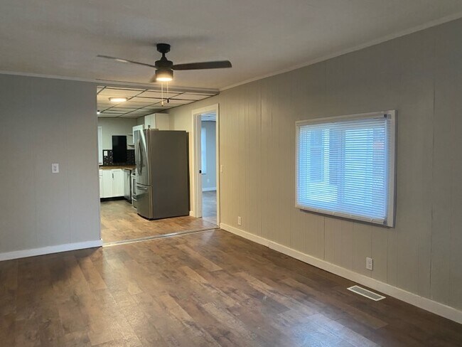 Building Photo - 1220 E 2nd St