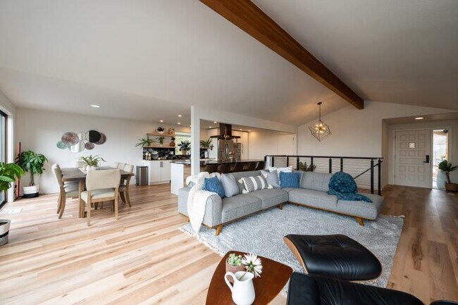 Building Photo - 2433 Crestline St