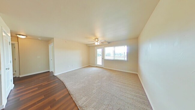 Building Photo - Top floor apartment! Beautiful 2 bedroom 2...