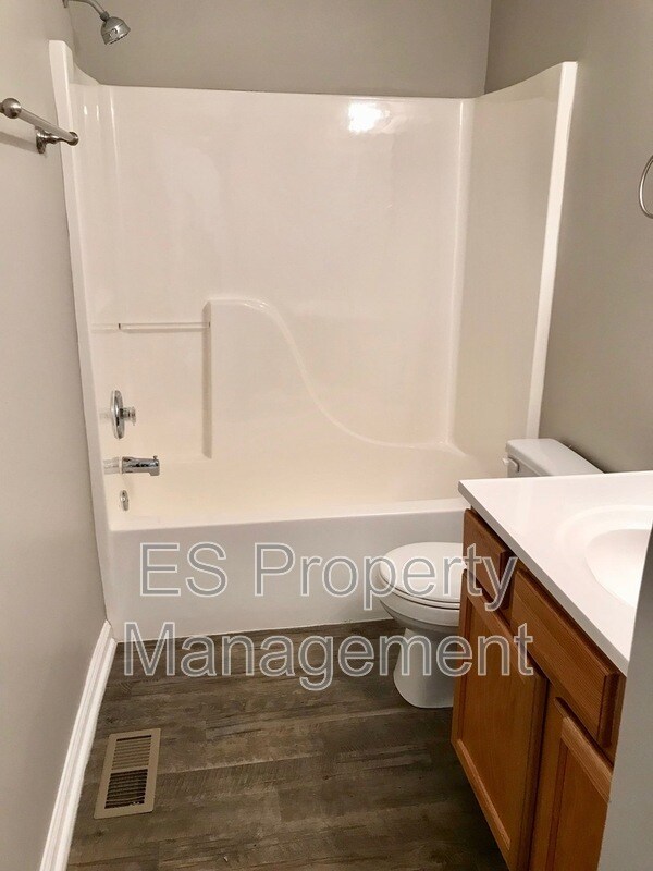 Building Photo - 5390 Lakeside Manor Dr