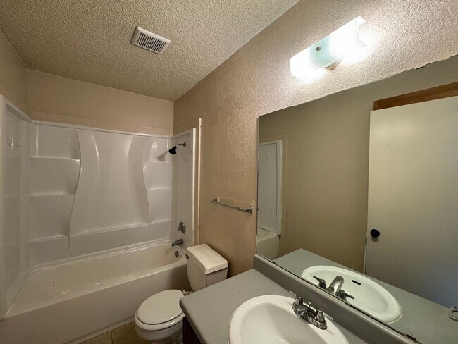 Building Photo - 2515 Bermuda Dr