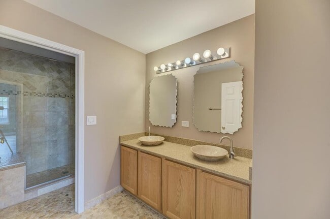 Building Photo - 3015 Kentshire Cir