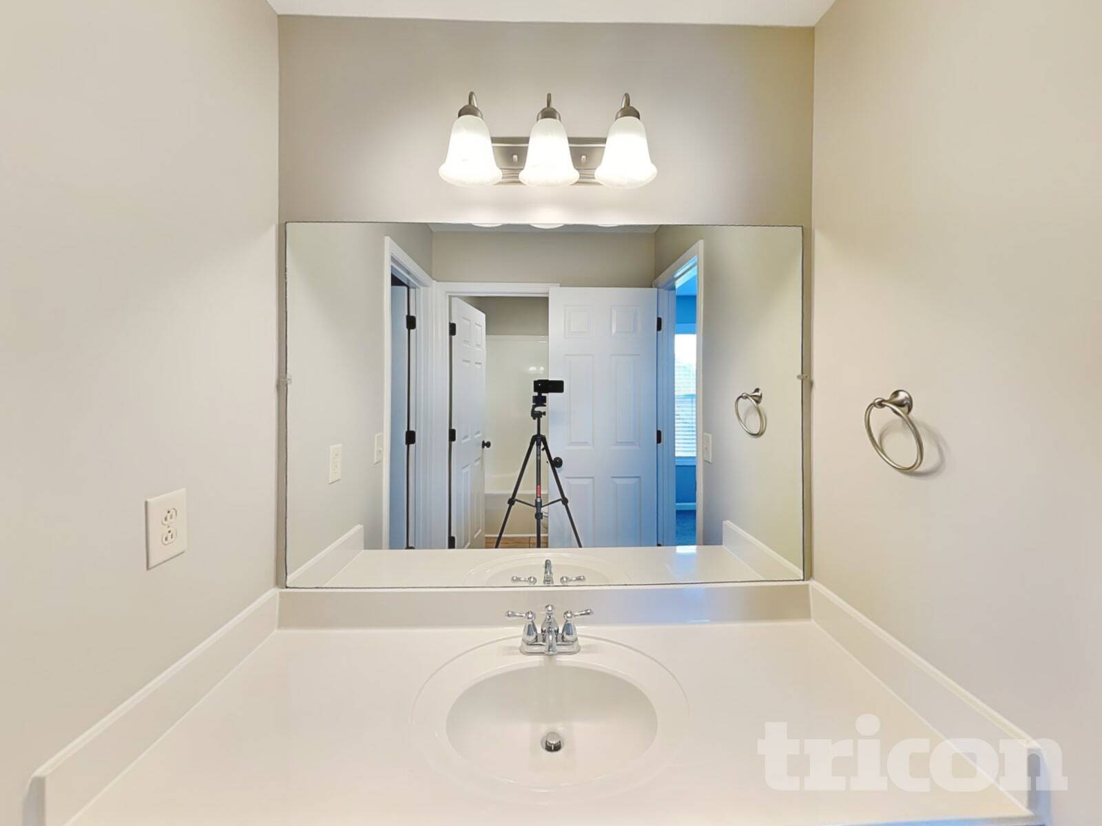 Building Photo - 935 Willow Circle