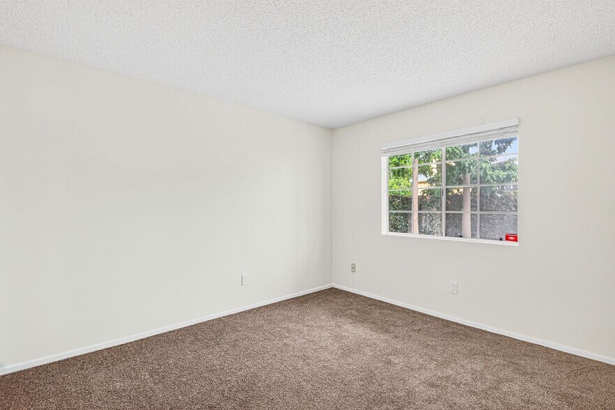 Building Photo - 1075 Loma Ave