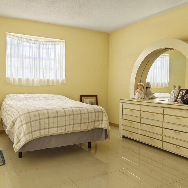 Building Photo - 2533 Dolphin Dr