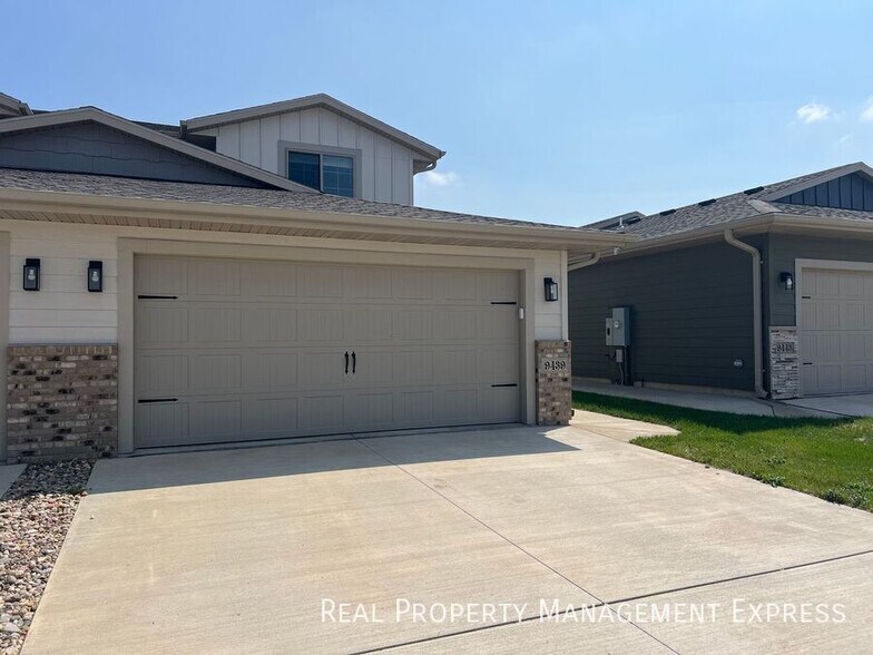 Building Photo - Beautiful 3 Bedroom 1.5 Bathroom Townhome!