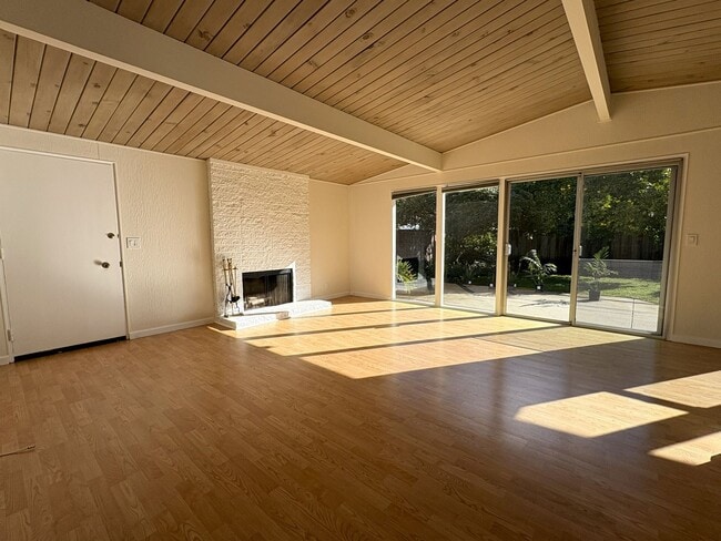 Building Photo - Charming Palo Alto Home with Beautiful Landscaping!