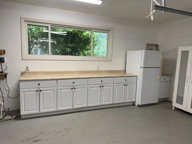 Building Photo - 1359 Country Club Dr