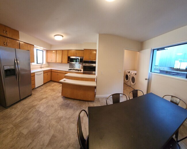 Building Photo - 5 Bedroom 3 bathroom in close proximity to POLY CAMPUS!