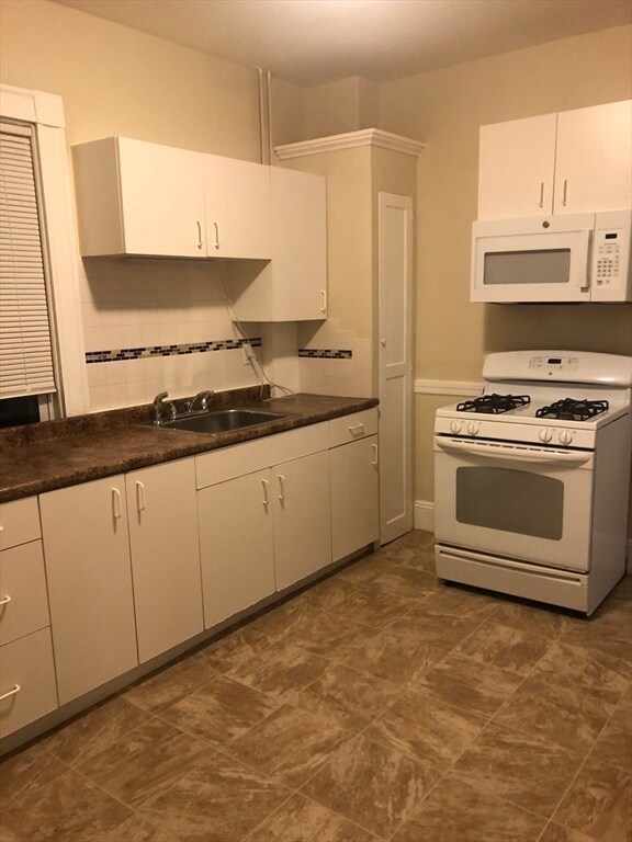 Building Photo - 180 Lewis St