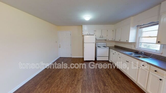 Building Photo - 137 Rosewood Cir