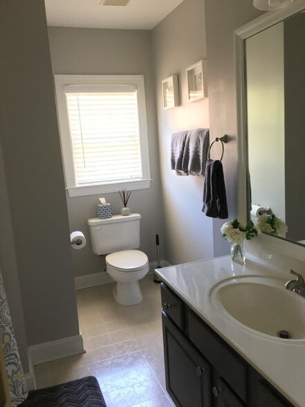 Upstairs Full Bathroom - 4734 Hunter Crest Ln