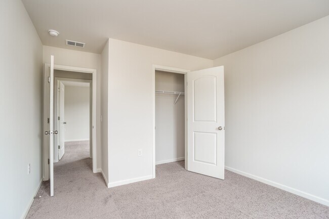 Building Photo - 4033 Lake Russell Dr