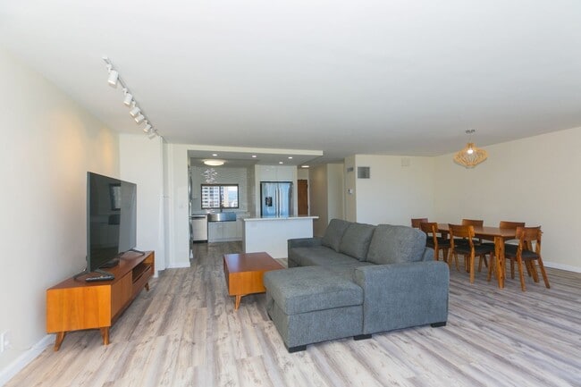 Building Photo - Canterbury Place - Fully renovated with hi...