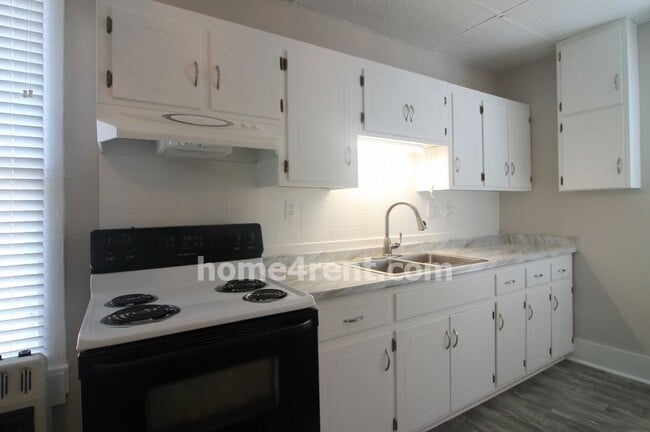 Building Photo - Updated Strawberry Hill Bungalow So much new