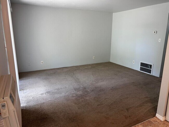 Building Photo - 400 S Saliman Rd