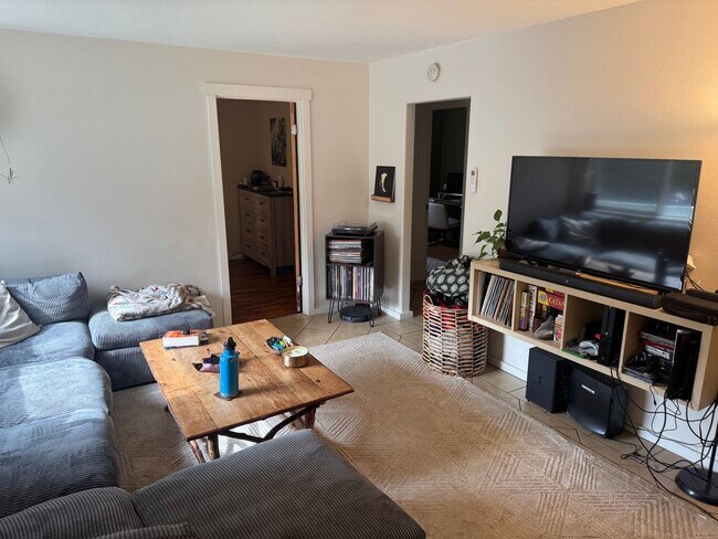 Building Photo - Great Single Level Home in Oakridge!