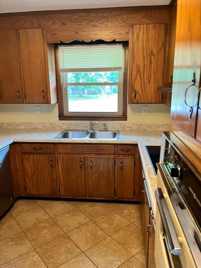 Building Photo - Centrally located Ranch Style Home in Murf...