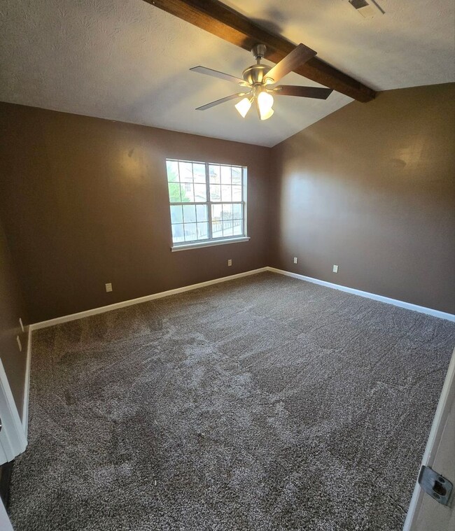 Building Photo - FRESHLY UPDATED TOWHOME.