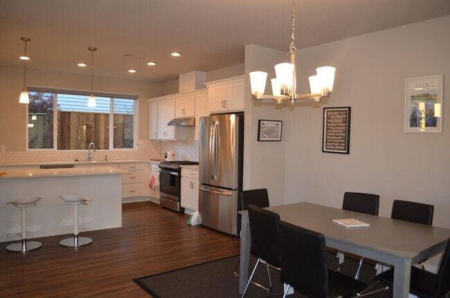 Building Photo - Spacious Master Bedroom for Rent in Modern...