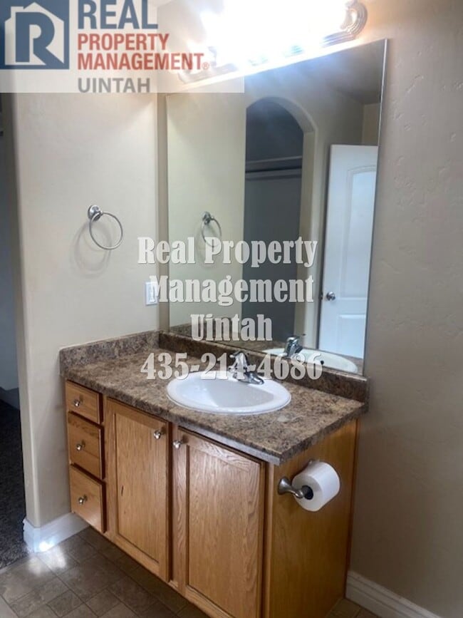 Building Photo - 3 Bed 2.5 bath Townhome. MOVE IN SPECIAL!!...