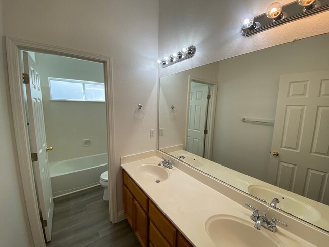 Building Photo - East Elk Grove Home Close to Pleasant Grov...