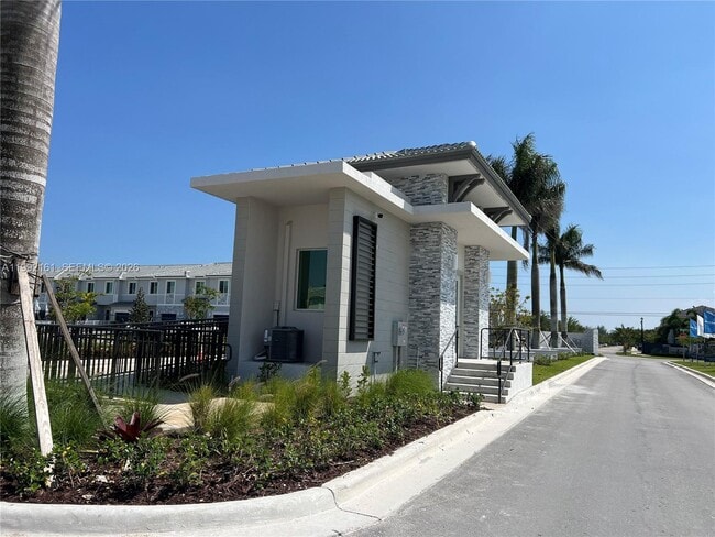 Building Photo - 680 SE 13th Ct