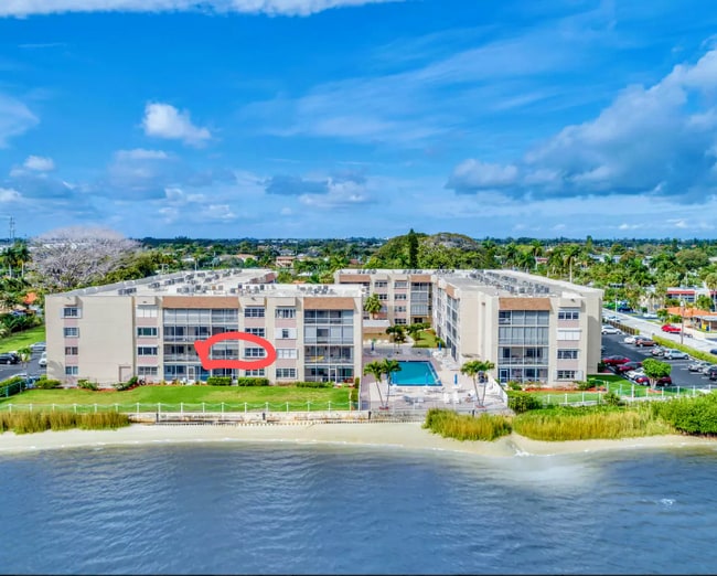 Building Photo - 1516 S Lakeside Dr