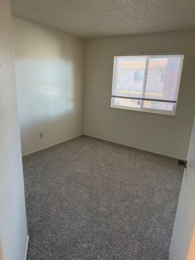 Building Photo - Updated 4 Bedroom 2.5 Bath Vacaville *Star...