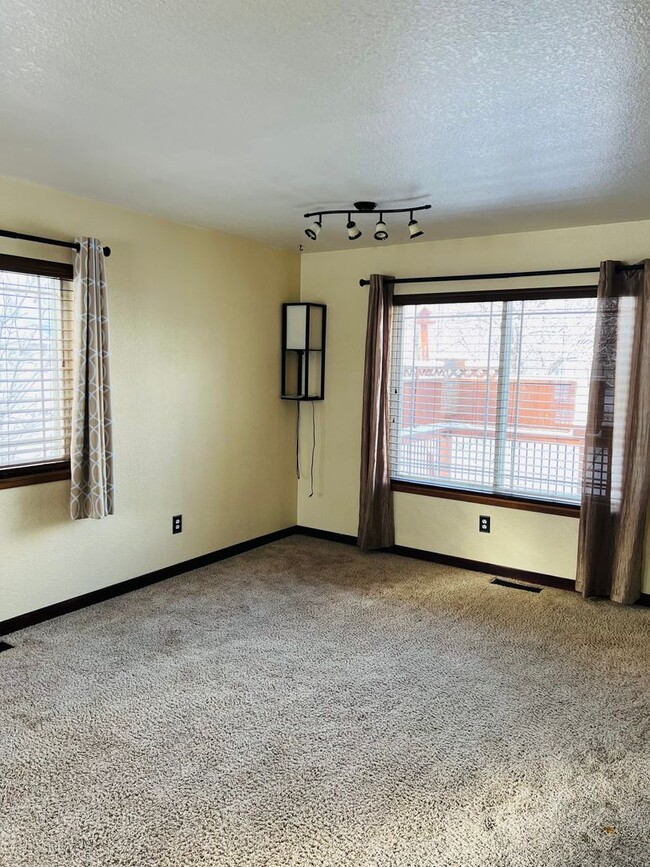 Building Photo - 3 Bed - 2 Bath - Fenced Yard
