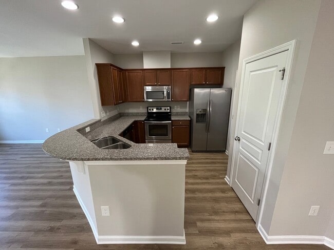 Building Photo - Corner Unit 3BD, 2.5BA Townhouse in North ...