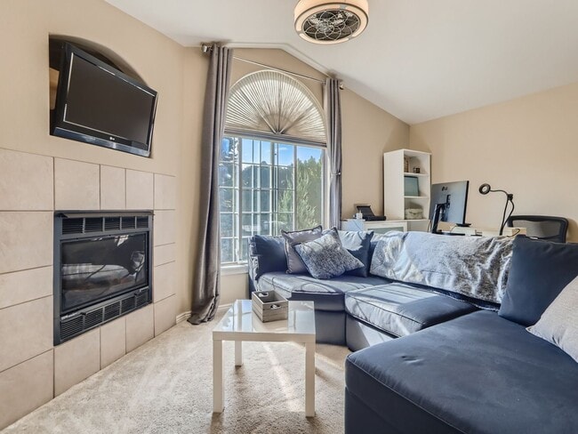 Building Photo - Evolve Real Estate: Bright 1 Bedroom Condo with  Private Garage near DTC!
