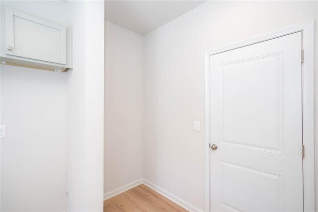 Building Photo - 242 Lookout Dr