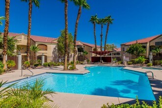 Building Photo - 2 Bedroom/2 Bathroom Condo in Quiet Gated Community- Centrally Located!!