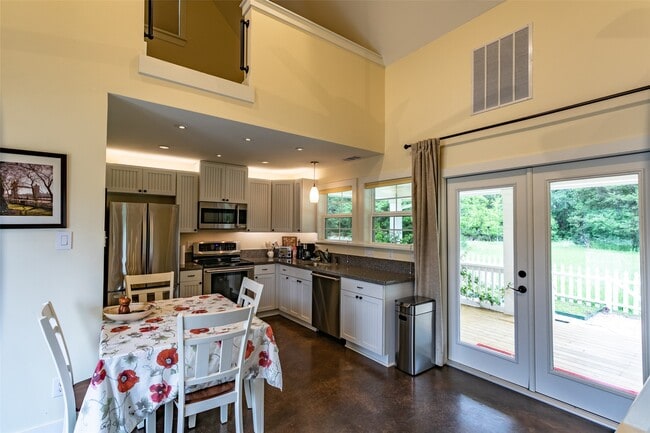 Building Photo - 404 N Meyersville Rd