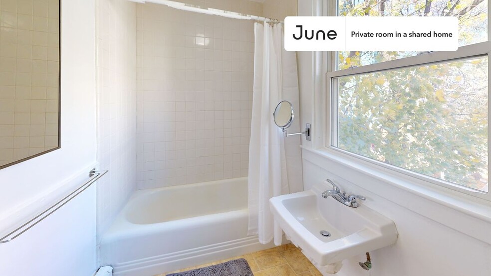 Building Photo - Private bedroom in 3 bed/1 bath Home