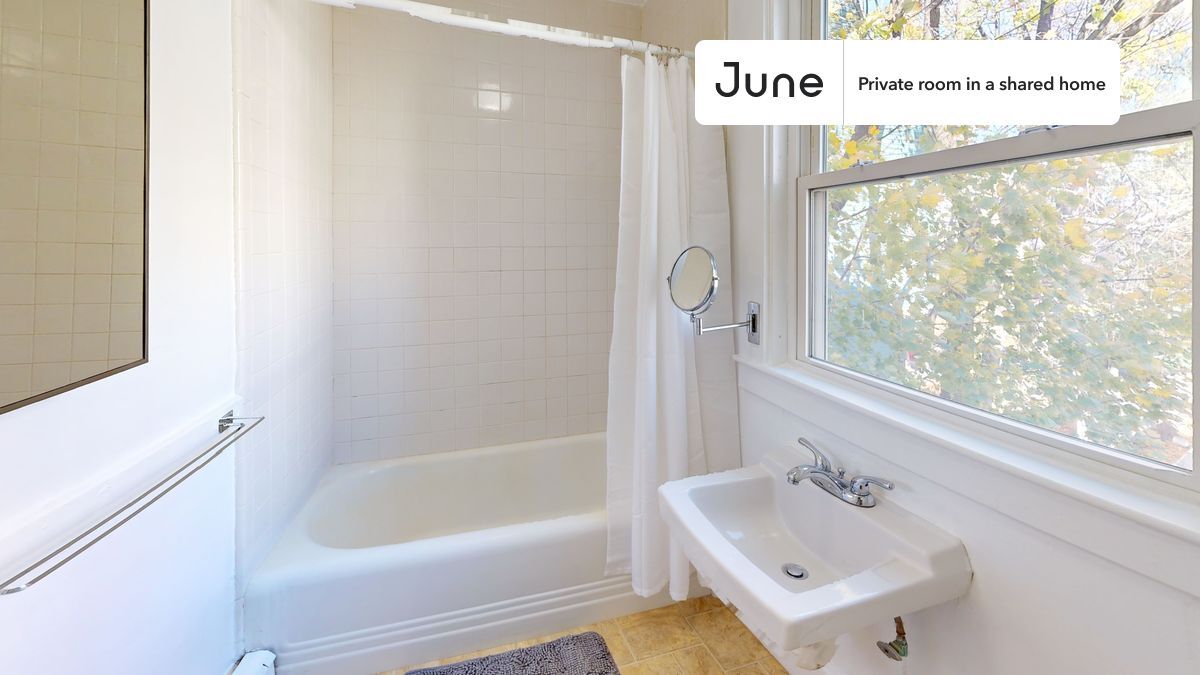 Building Photo - Private bedroom in 3 bed/1 bath Home