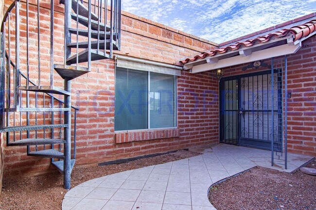 Building Photo - Stunning home off Sunrise and Swan!