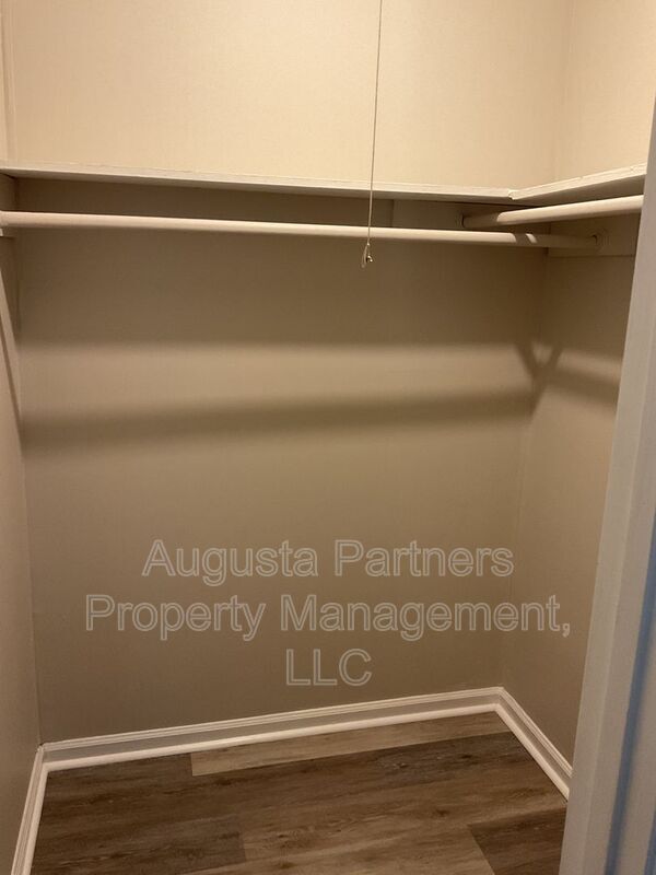 Building Photo - 1546 Hamilton Dr