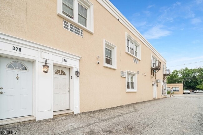 Building Photo - 372 S Washington Ave