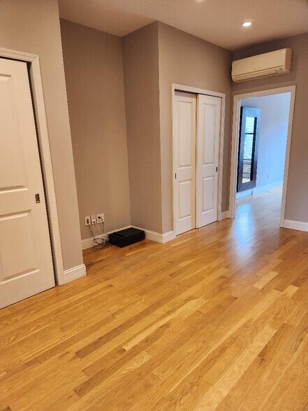 Building Photo - 54 Hausman St