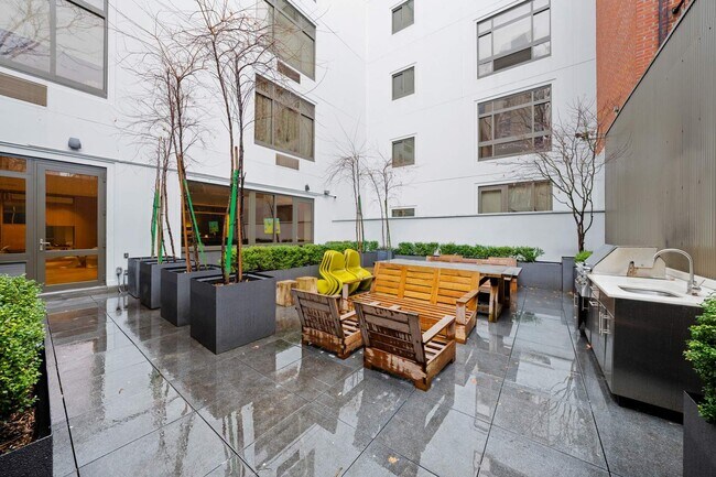 Building Photo - 389 E 89th St