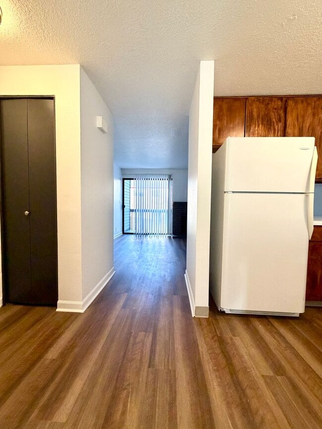 Building Photo - **FREE FIRST MONTH'S RENT** Updated Townhouse in the Heart of Garden Home~ New LVP Flooring~ Wash...