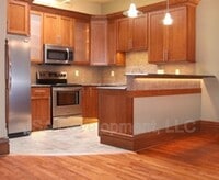 Building Photo - 206 E 4th St